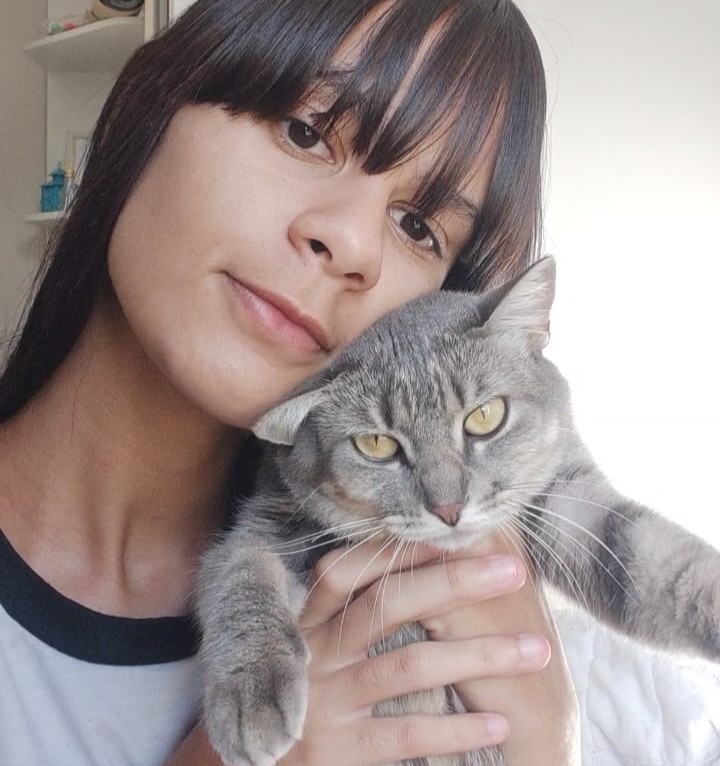 Pet Sitter alimentando o animal com cuidado e carinho