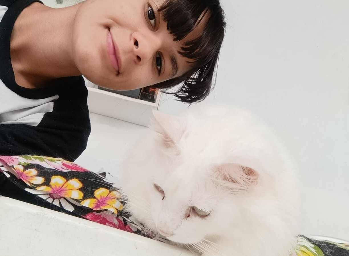 Abraço carinhoso entre pet e sitter demonstrando confiança